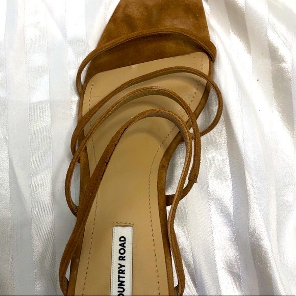NEAR NEW COUNTRY ROAD Size 39 Tan Suede Cuban block heels - Picture 7 of 10